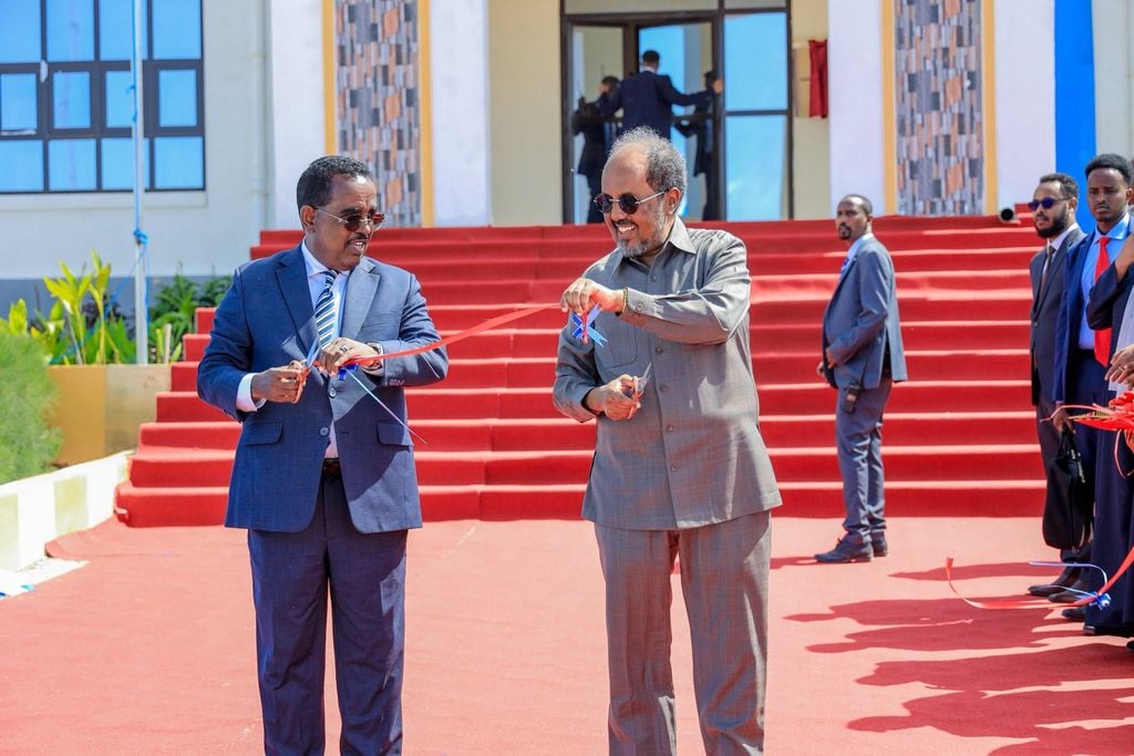 Madaxweyne Xasan Sheekh oo xarigga ka jaray xarunta dhexe ee Wasaaradda Arrimaha Gudaha