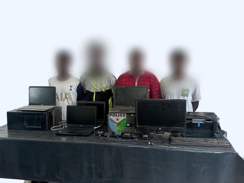 Jabuuti oo gacanta ku dhigtay shabakad sameysa dukumentiyada been-abuurka ah 