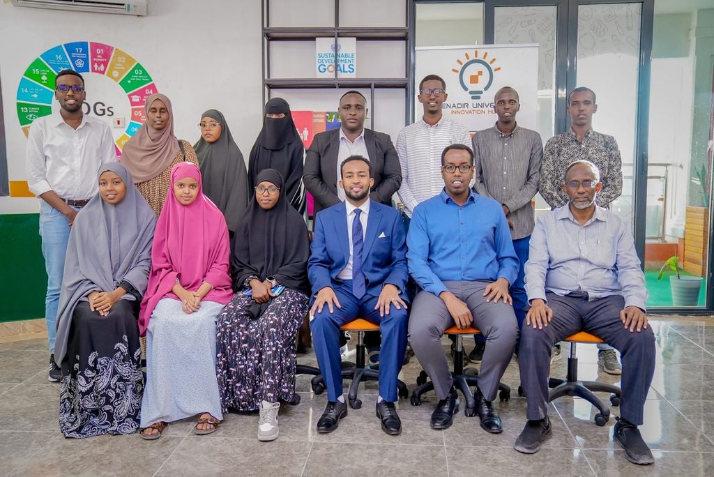 Dood Maanfur ah: Sida fikradaha loogu rogo ganacsiyo shaqeeya