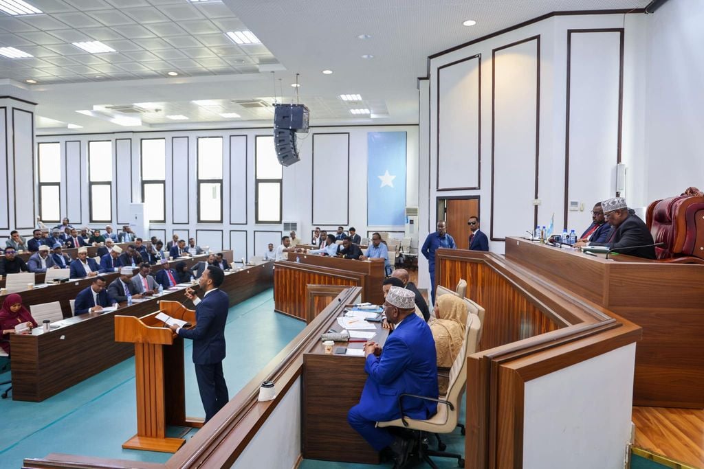 Golaha Shacabka oo baafinaya xildhibaano maqan fasax la'aan