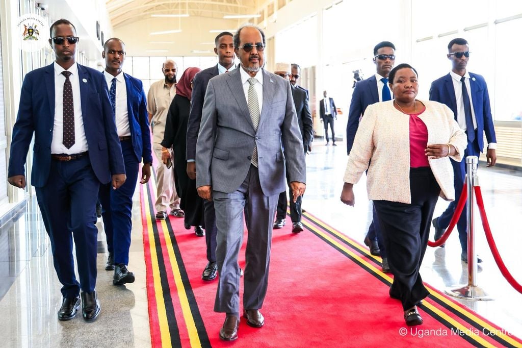 Madaxweyne Xasan oo gaaray Uganda si uu uga qeyb galo caleemo-saarka Museveni