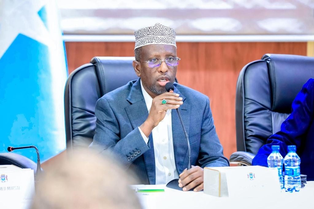 Shariif oo sheegay in dowladda ay dooneyso in ay disho ama AS ay dilaan