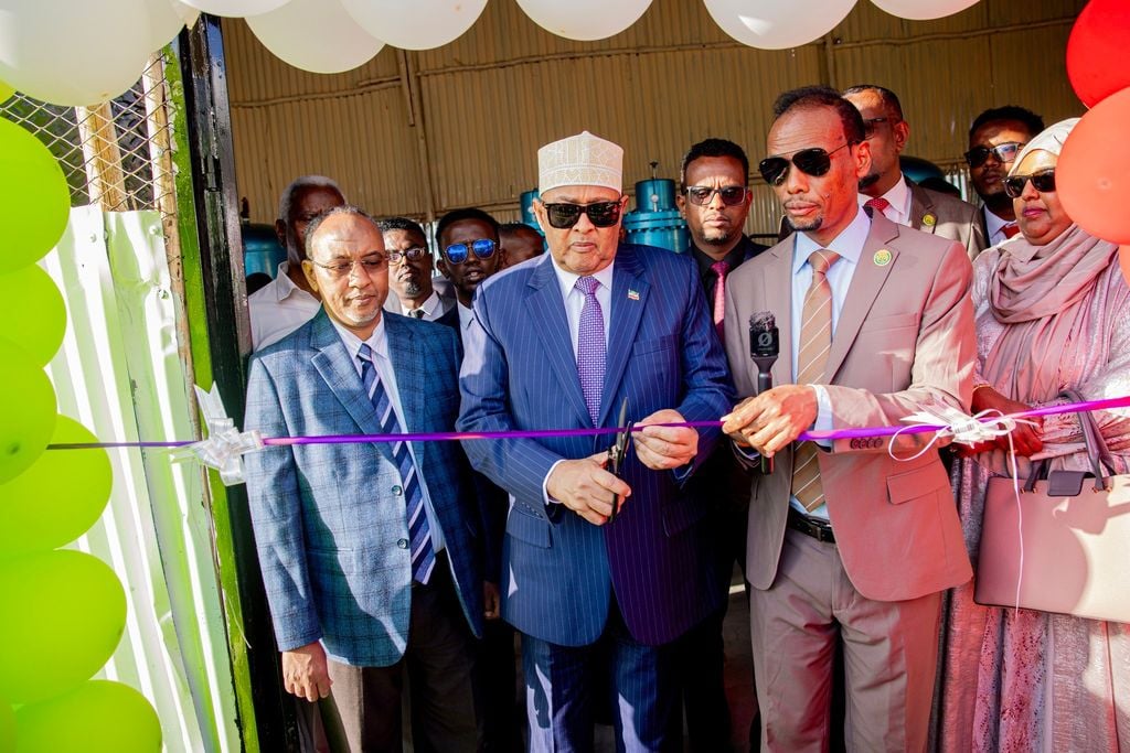 Madaxweyne Cirro oo xarig jaray warshad oksijiin oo laga hirgeliyay Gabiley.