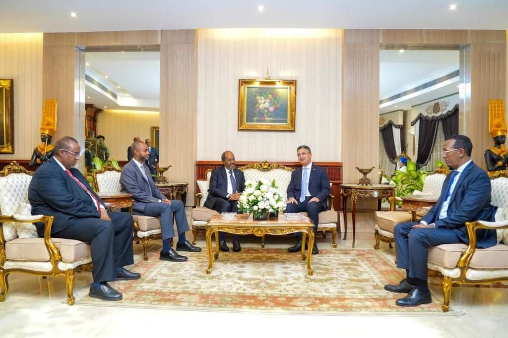 Masar oo furtay safaaradeeda Muqdisho iyo Xasan Sheekh oo gaaray Qaahira