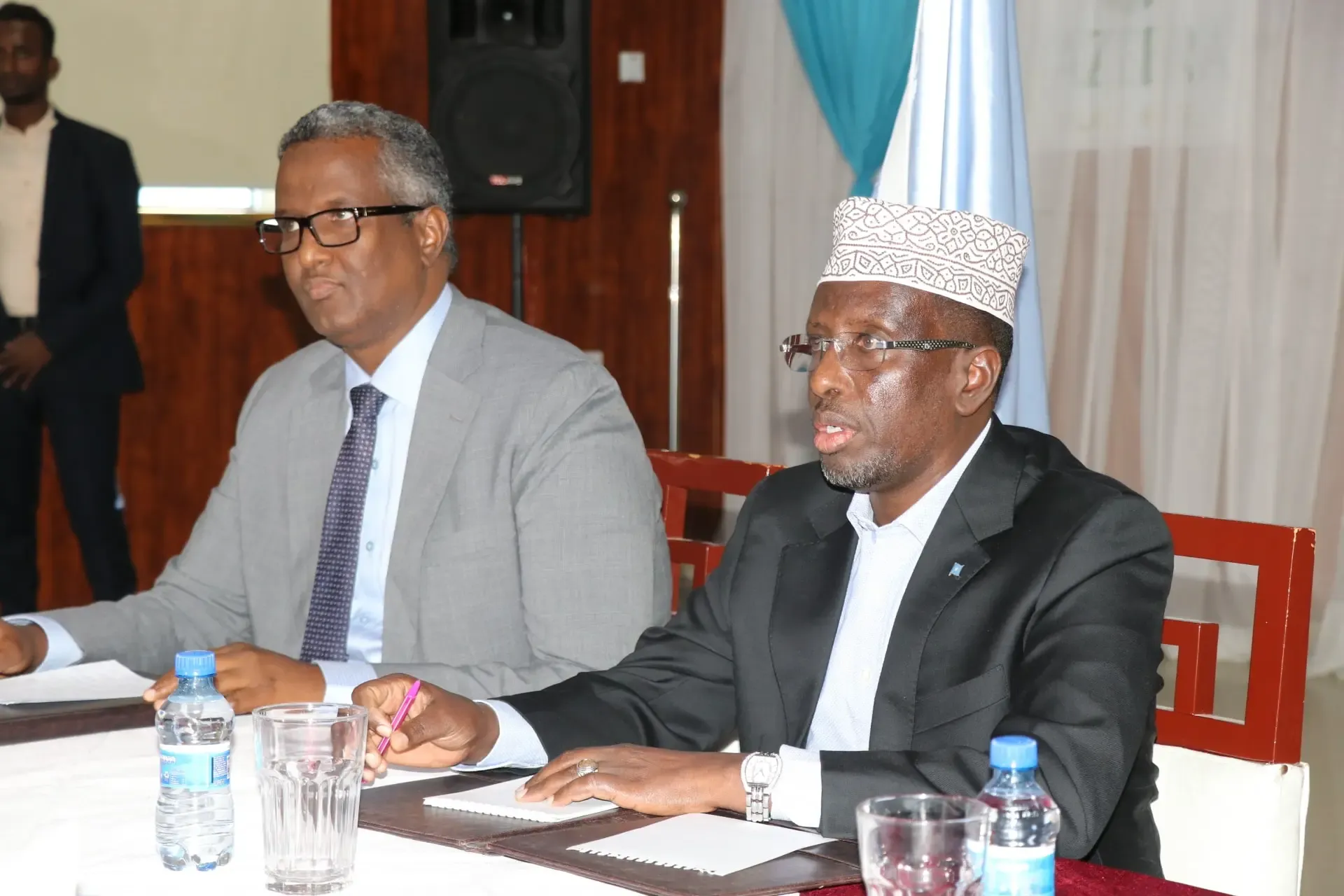 Shariif iyo CC Warsame oo dowladda ku eedeeyay ku tumashada shuruucda dalka