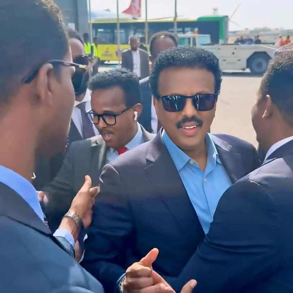 Madaxweyne hore Farmaajo oo Muqdisho soo gaaray ka hor doorashooyinka deegaanka