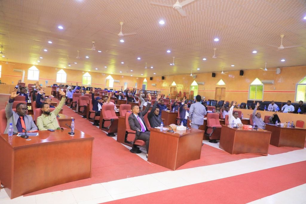 Baarlamaanka Puntland oo xubinnimada ka xayuubiyay xildhibaan Cabdirashiid