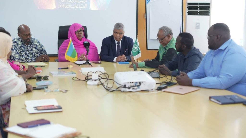 Jabuuti oo qorsheyneysa in Hal-abuurka fanka laga soo saaro dhaqaale