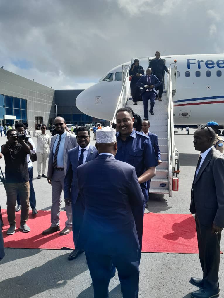 Xoghayaha IGAD oo Muqdisho gaaray xilli ay kacsantahay xaaladda gobalka