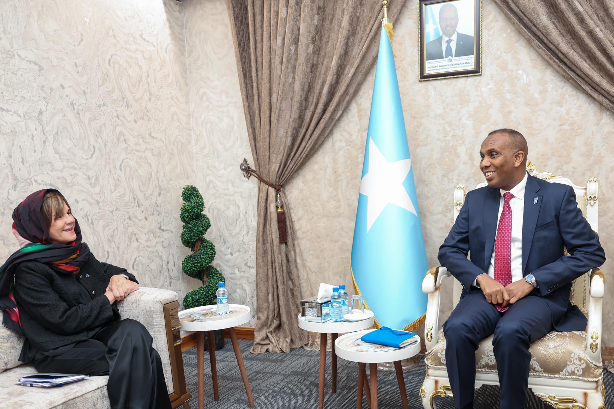 Maxay kawada hadleen Xamsa iyo safiirka Midowga Yurub?