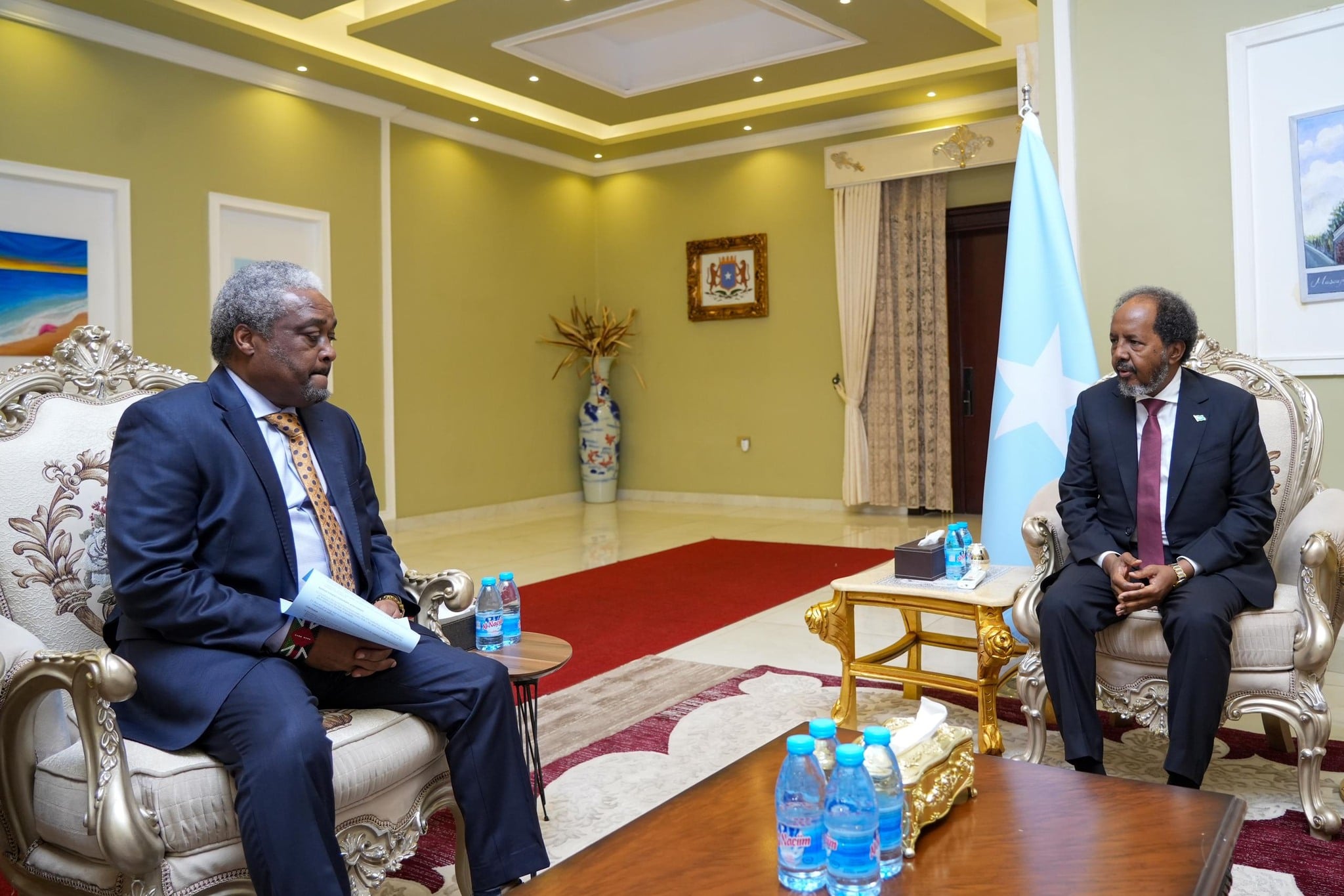 M/W Xasan oo warqadaha aqoonsiga ka gudoomay safiirka cusub ee Kenya