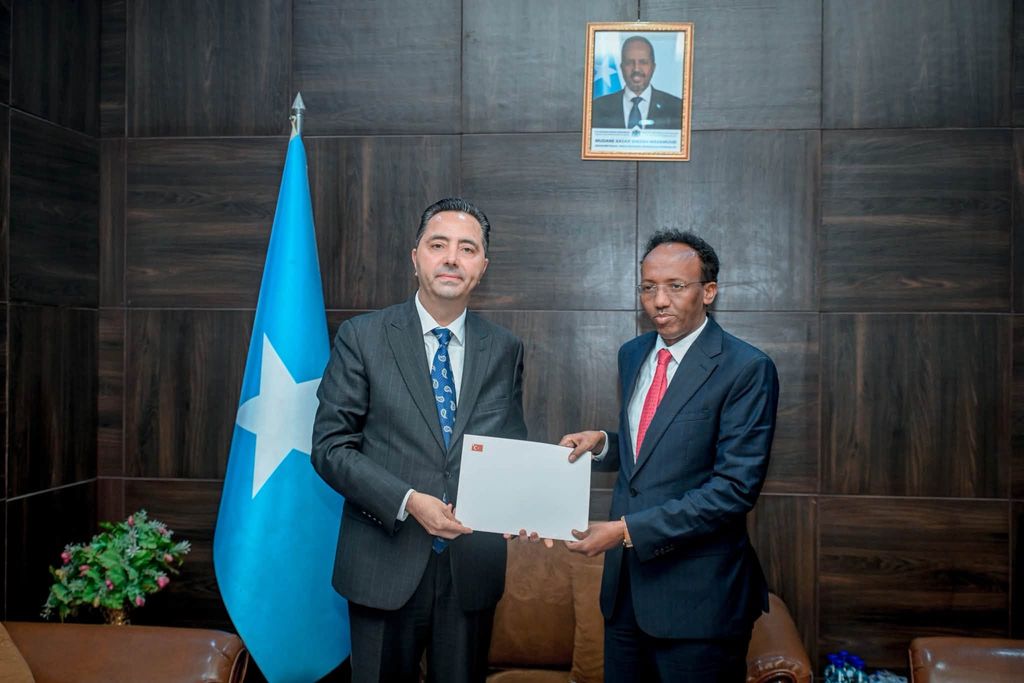 Safiirka Cusub ee Turkiga oo nuqul ka mid ah  waraaqaha aqoonsiga ku wareejiyay Wasaaradda Arrimaha Dibadda Soomaaliya