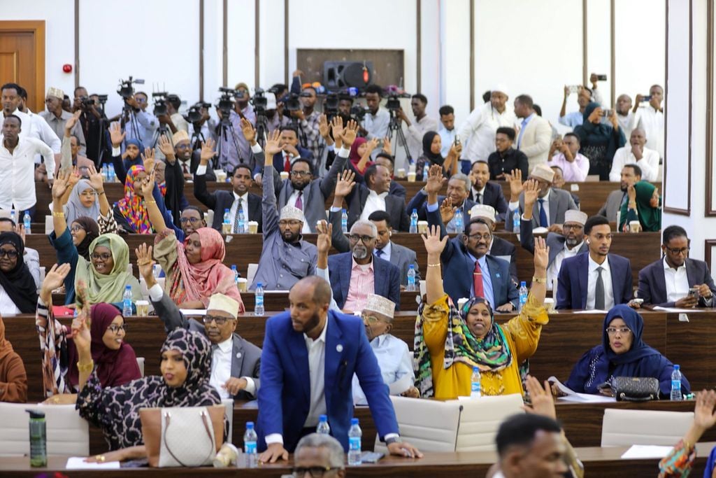 Baarlamaanka Soomaaliya oo lagu eedeyay caburinta saxaafadda