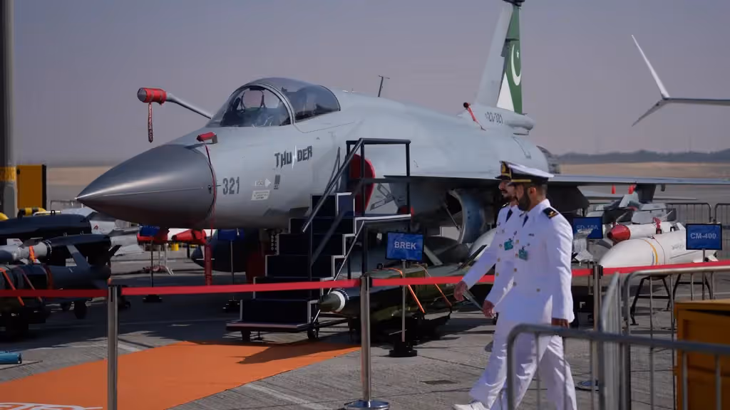 Soomaaliya oo Pakistan la gashay heshiis ay ku heleyso diyaaradaha dagaalka JF-17