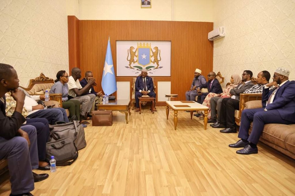 Wafdi ka socda ururka Bulshada Bariga Afrika oo  soo gaaray Muqdisho