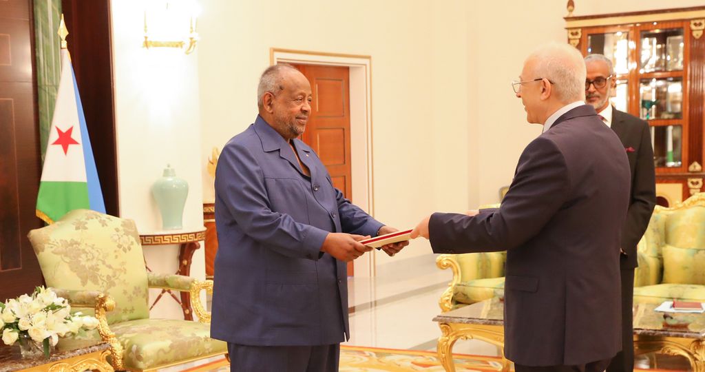 Geelle oo warqadaha aqoonsiga ka guddoomay seddax danjire oo cusub