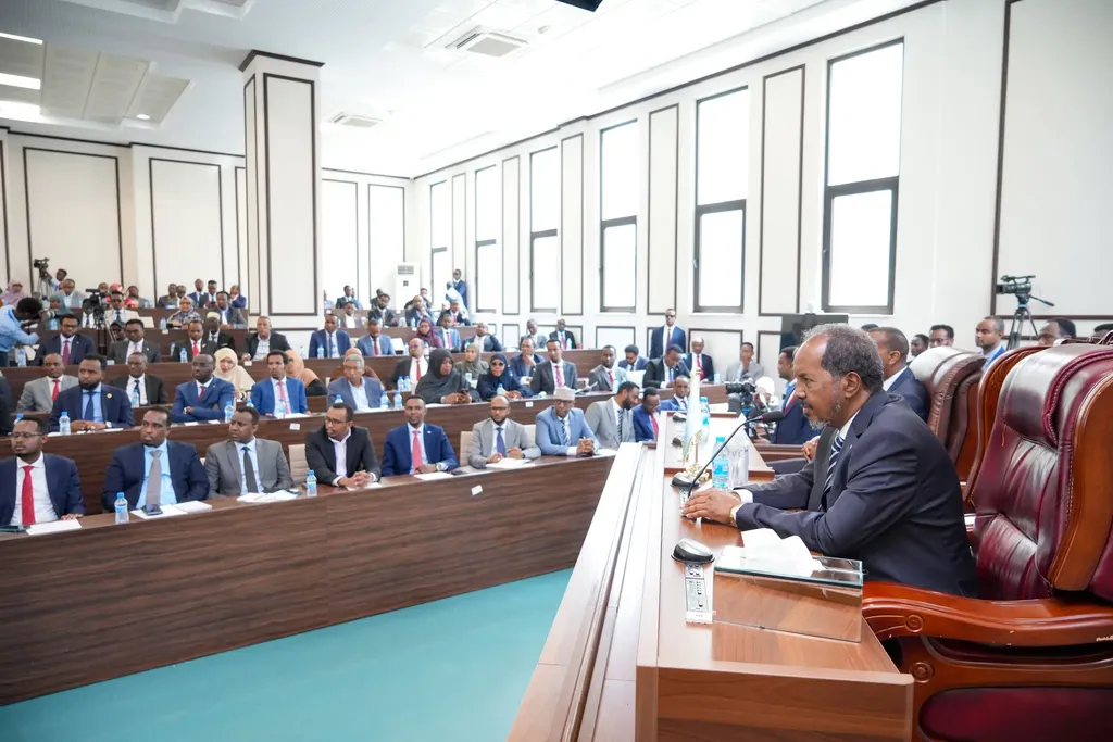 M/W Xasan oo khudbad ka jeedinaya   kulanka wadajirka ah ee Baarlamaanka