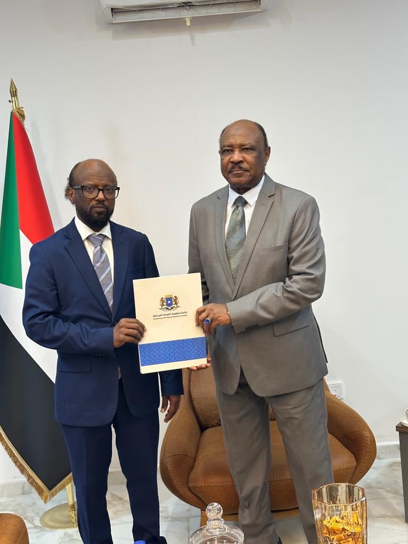 Safiirka Soomaaliya ee Suudaan oo gudbiyay waraaqaha aqoonsiga