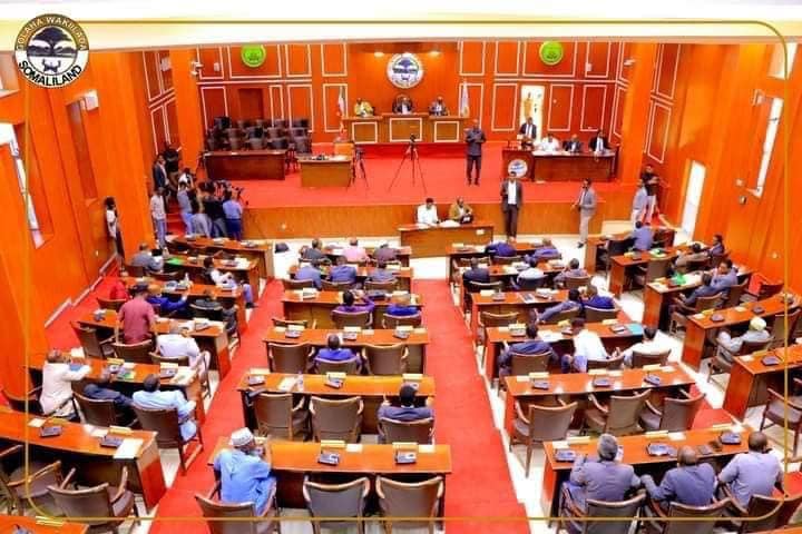 Golaha Wakiillada Somaliland oo garab istaag u muujiyay  Xildhibaan Abiib