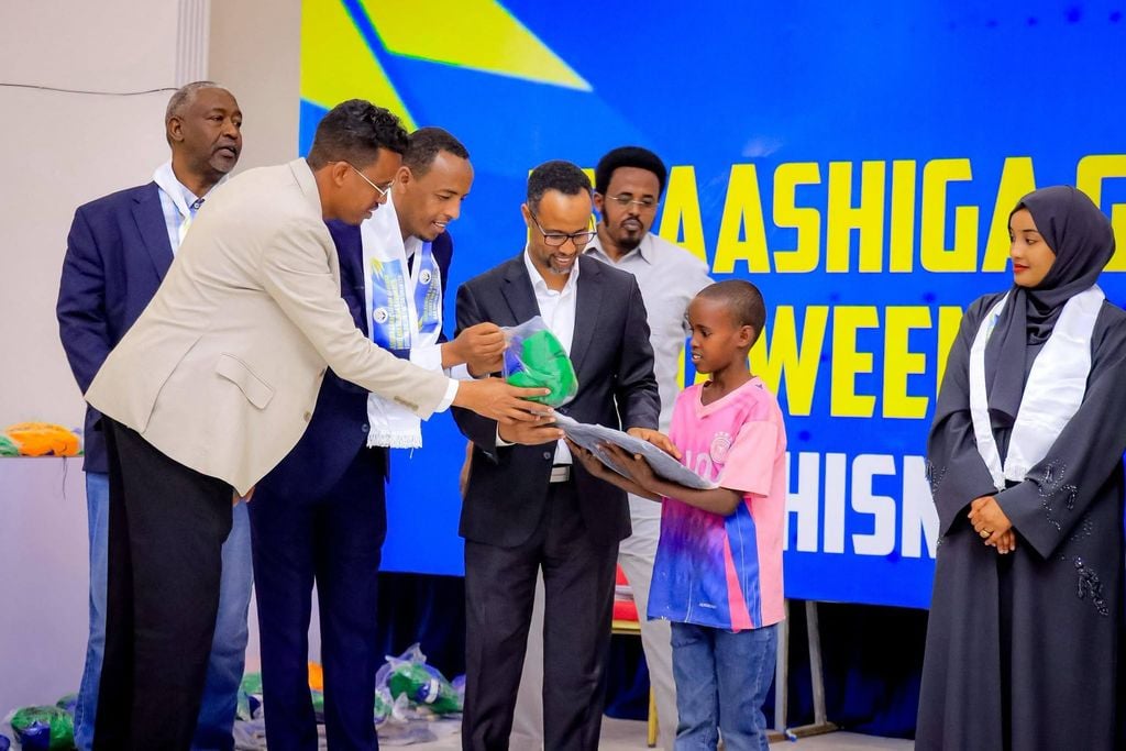 Jigjiga: 400 arday oo danyar ah oo la guddoonsiiyey agab waxbarasho