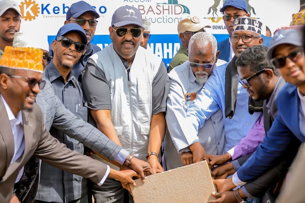 Madaxweynaha Puntland Deni oo Dhagax Dhigay Dhismaha Wadada 40-Kiloomitir ah.