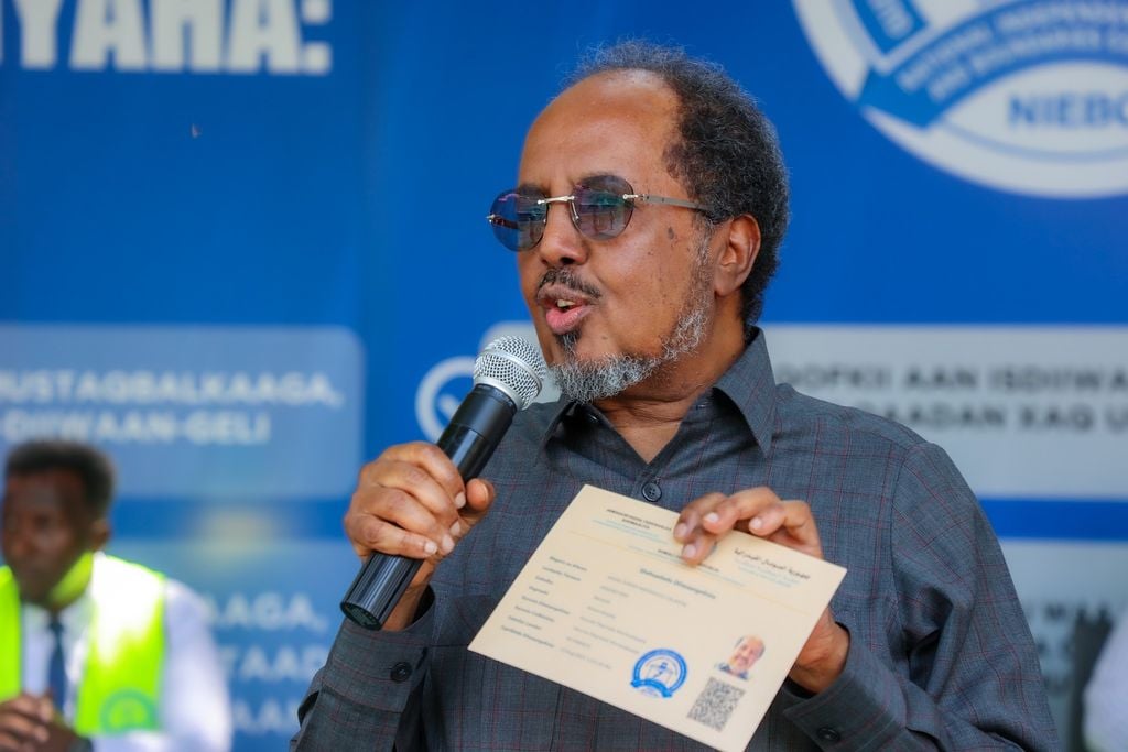 Madaxweyne Xasan Sheekh oo qaatay Kaarka Codbixinta