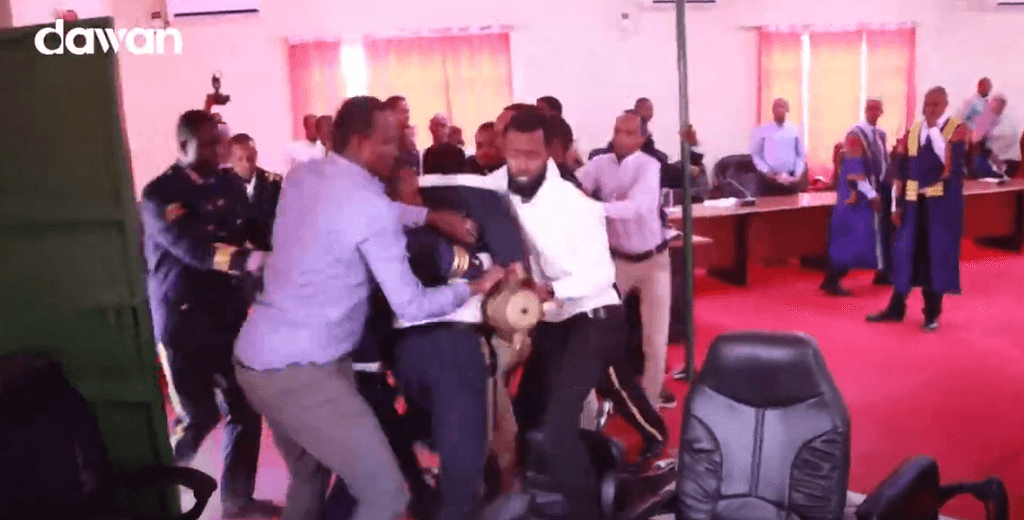 Wajeer: Daawo gacan ka hadal ka dhashay doodda sharciga maaliyadda