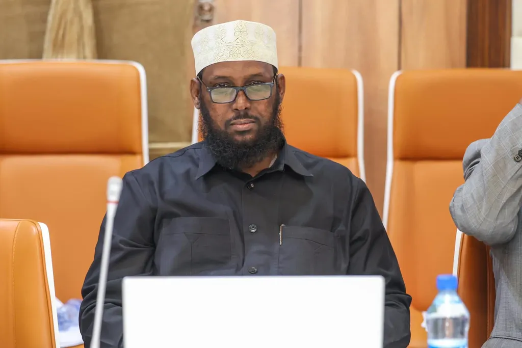 Muxuu Wasiir Roobow ku macneeyey sababta AS wadan u xukumi karin.